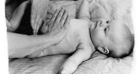 02a 282x150 - درمان دل درد کولیکی نوزاد با ماساژ